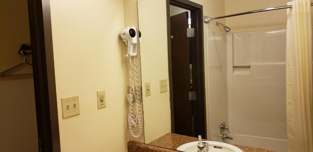Queen Room - Smoking interior